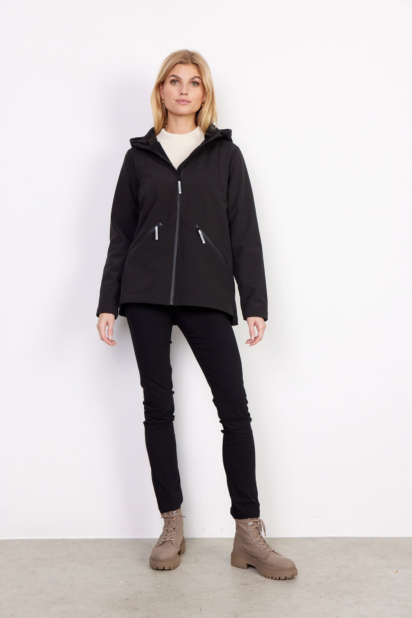 Julla Jacket in Black Jacket Soyaconcept