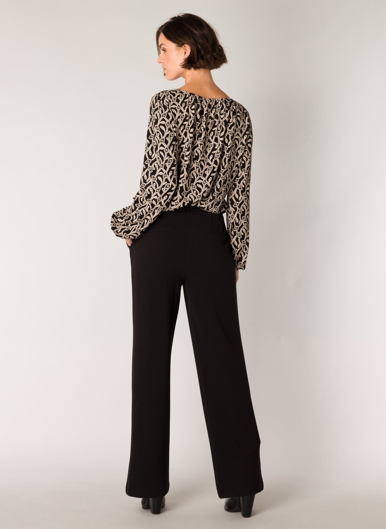 Paloma Essential Trousers in Black Trousers Yest