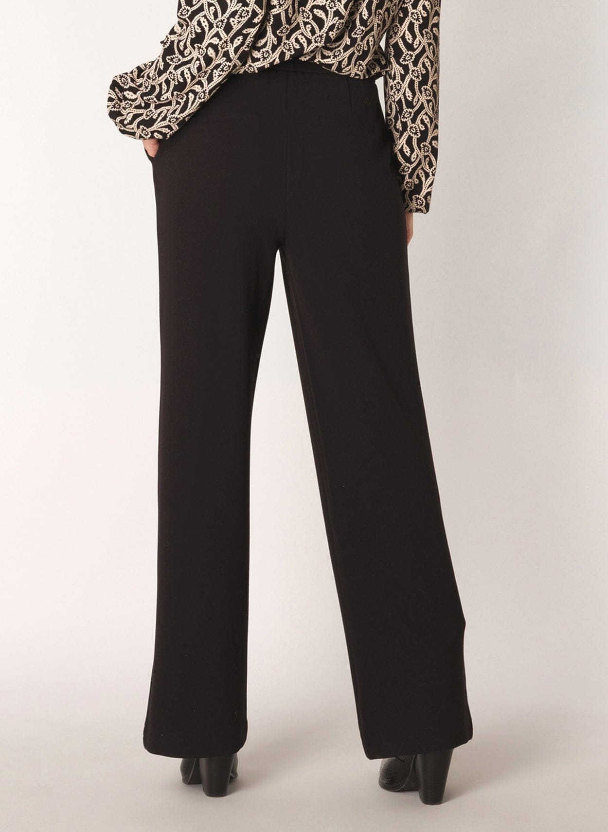 Paloma Essential Trousers in Black Trousers Yest