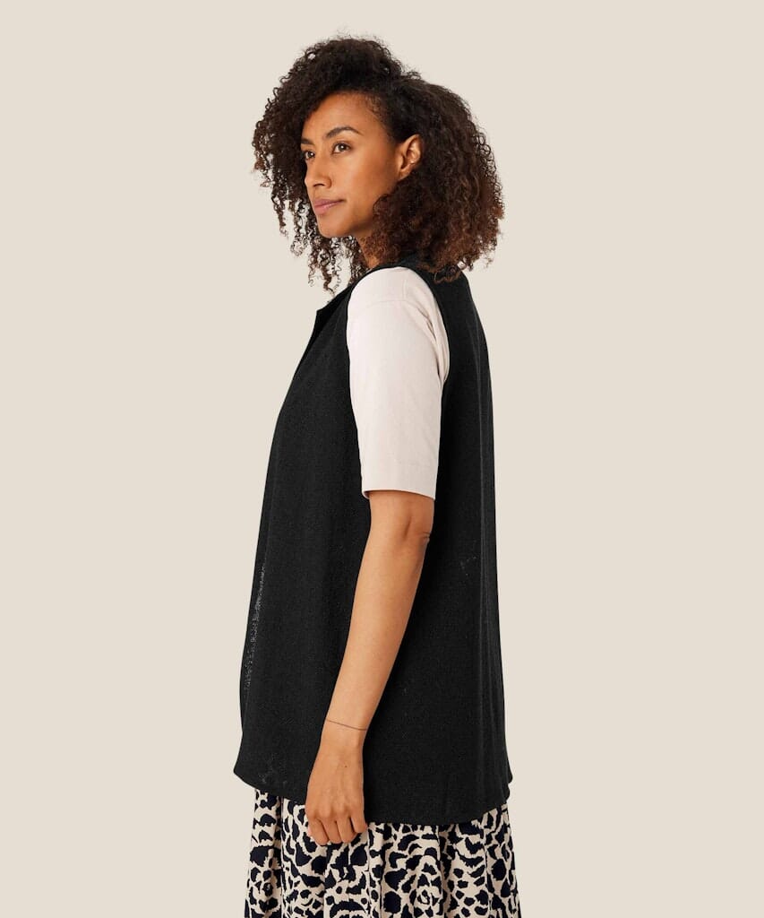 Jett Sleeveless Jacket in Black Jacket Masai 