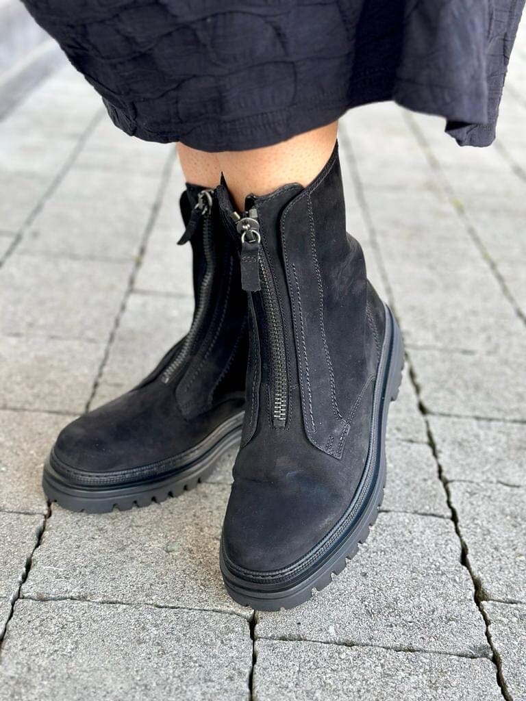 Classic Suede Boots with Zipper in Black Footwear Gabor 