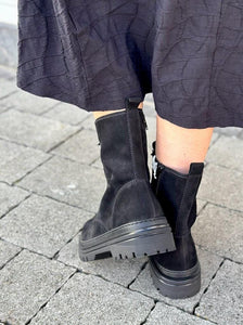 Classic Suede Boots with Zipper in Black Footwear Gabor 