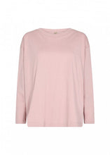 Load image into Gallery viewer, Derby Long Sleeve T-Shirt in Pale Blush Shirt Soyaconcept 

