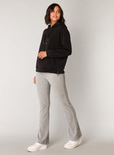 Load image into Gallery viewer, Gille Essential Sweatshirt in Black Sweatshirt Yest 
