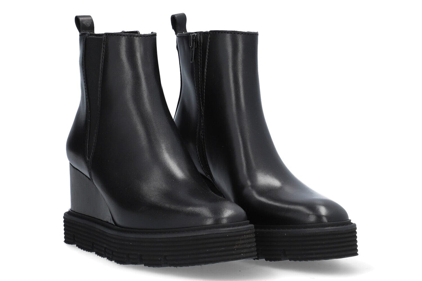 Sidney Tractor Sole Leather Boot in Black Footwear ALPE 