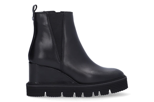 Sidney Tractor Sole Leather Boot in Black Footwear ALPE 