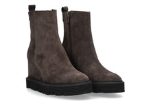 Load image into Gallery viewer, Sidney Tractor Sole Suede Boot in Grey Footwear ALPE 
