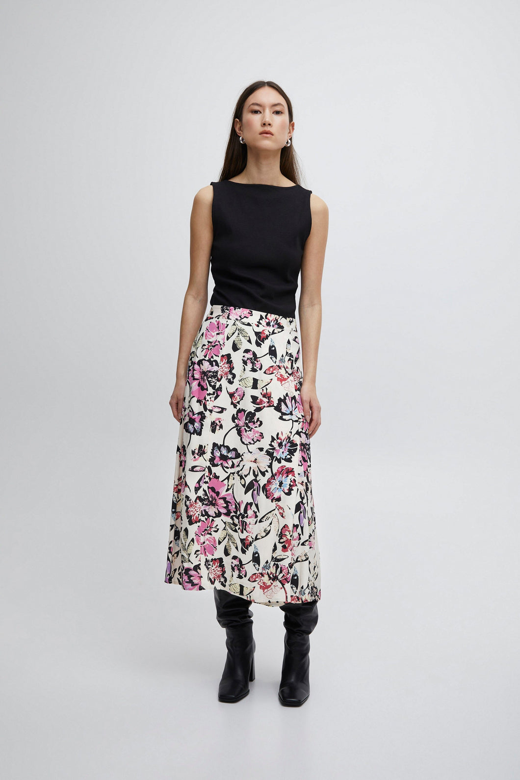 Villy Skirt in Crystal Gray Collage Print Beige Skirt Ichi 